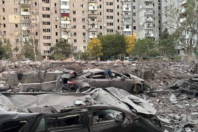 Массированная атака на Полтавщину: в Кременчуге побиты многоэтажки, в пригороде — предприятие (ФОТО)