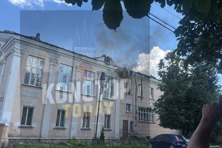 Окупанти вдарили по центру Конотопа. Поцілили у кінотеатр, де були люди