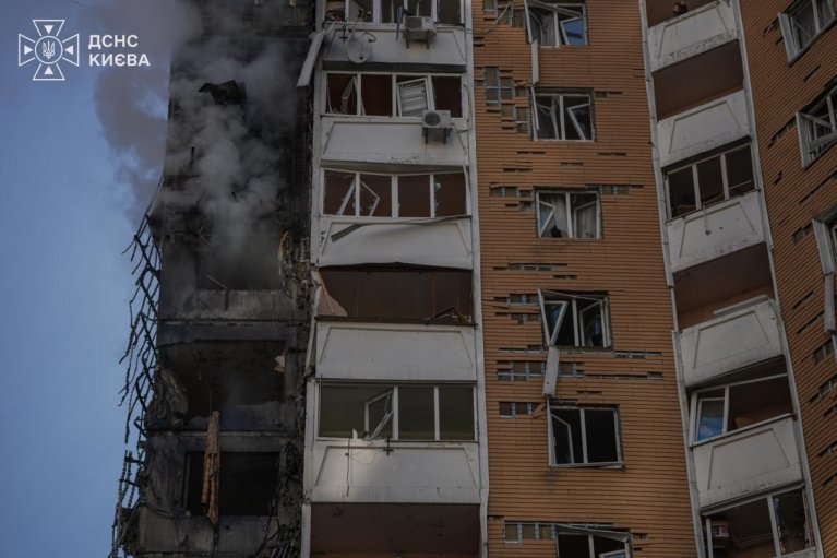 Оккупанты утром атаковали Киев: пострадали 5 гражданских, повреждена многоэтажка (ФОТО)