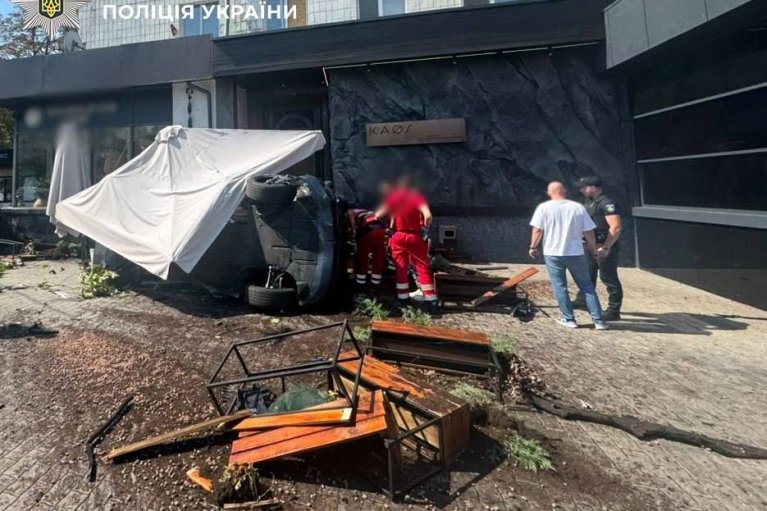Одна з автівок вилетіла на терасу ресторану: у центрі Києві сталась ДТП (ФОТО, ВІДЕО)