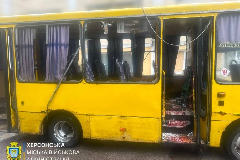 Рашисты атаковали маршрутку в Херсоне. Есть погибшие и раненые