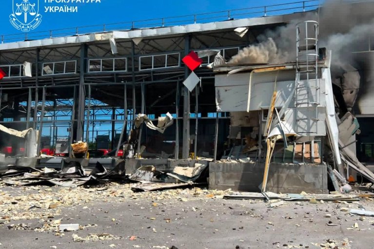 Удар по терминалу почты под Харьковом: количество жертв возросло, появились новые детали