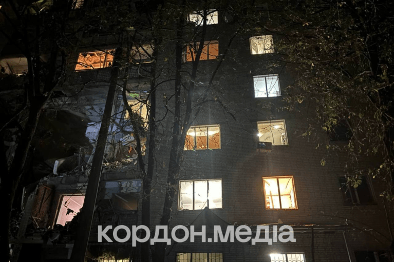 Россия ударила КАБами по многоэтажке в Сумах: под завалами люди (ФОТО)