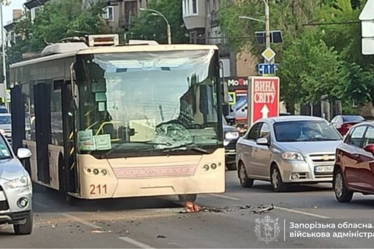 Враг атакует Запорожье: под ударом общественный транспорт, дома и частные авто (ФОТО)