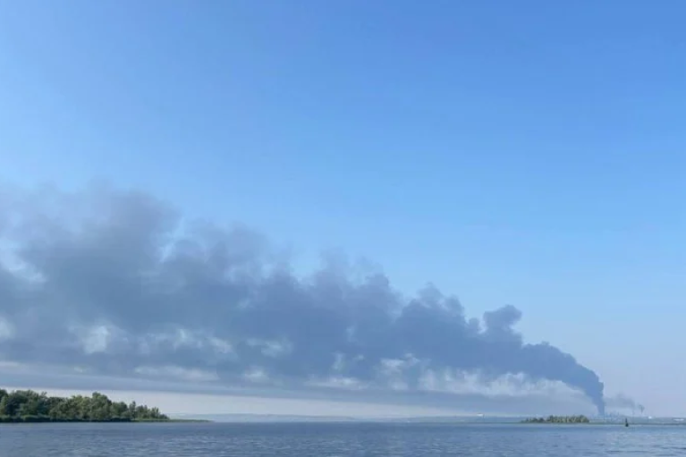 Вночі на Росії горіли два НПЗ: що відомо