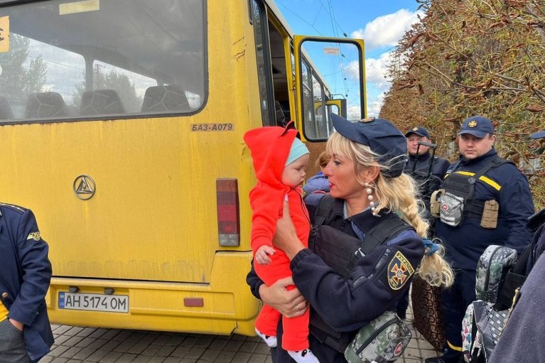В зоне обязательной эвакуации в Донецкой области находится еще около 400 детей