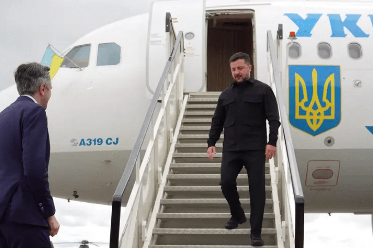 Зеленский прилетел в Ирландию (ВИДЕО)
