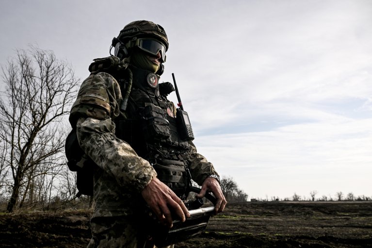 Українські військові ліквідували рідкісну ворожу ціль на території Донецького аеропорту (ВІДЕО)