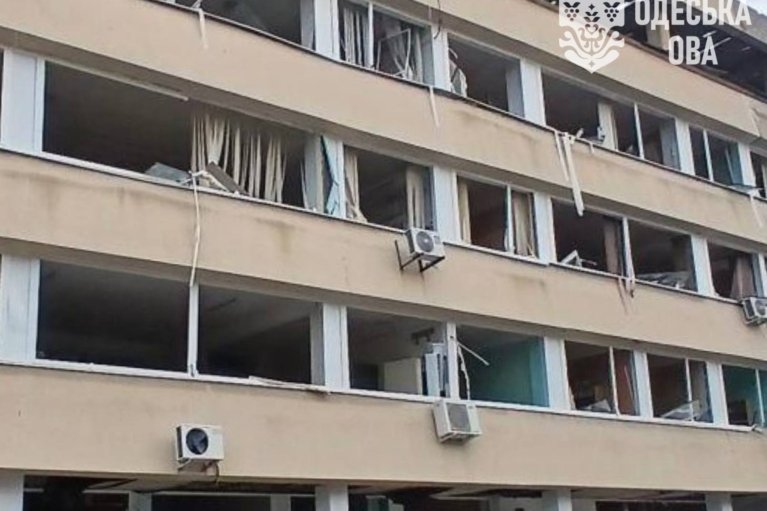 Одесса ночью была под обстрелом. Повреждена многоэтажка и школа