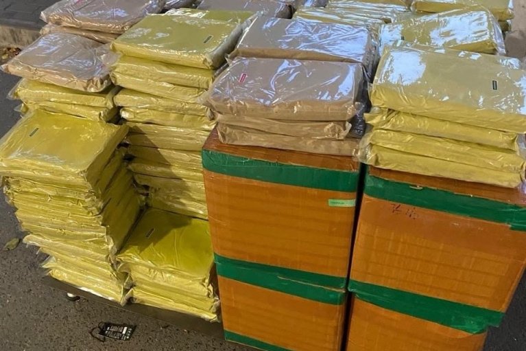 У бусі намагалися ввезти в Україну 650 кг наркотику кратом (ФОТО)