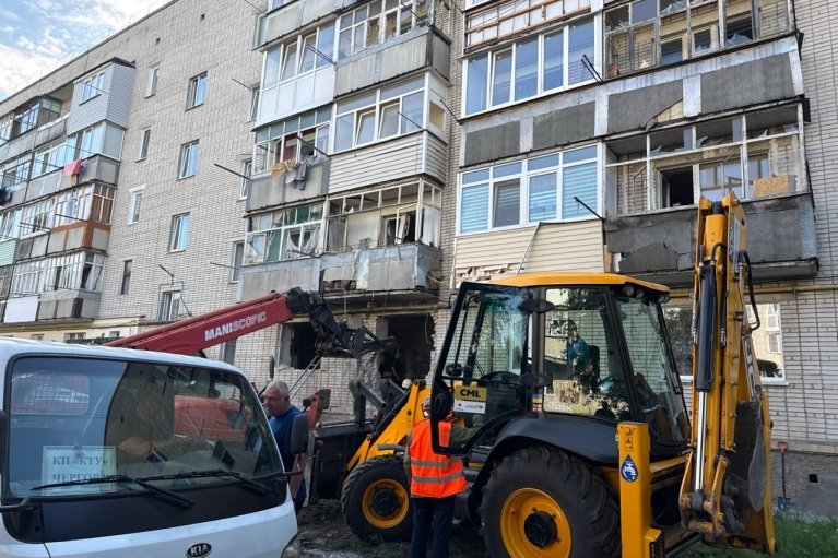 Дроны атаковали жилой сектор Конотопа, погибла пожилая женщина