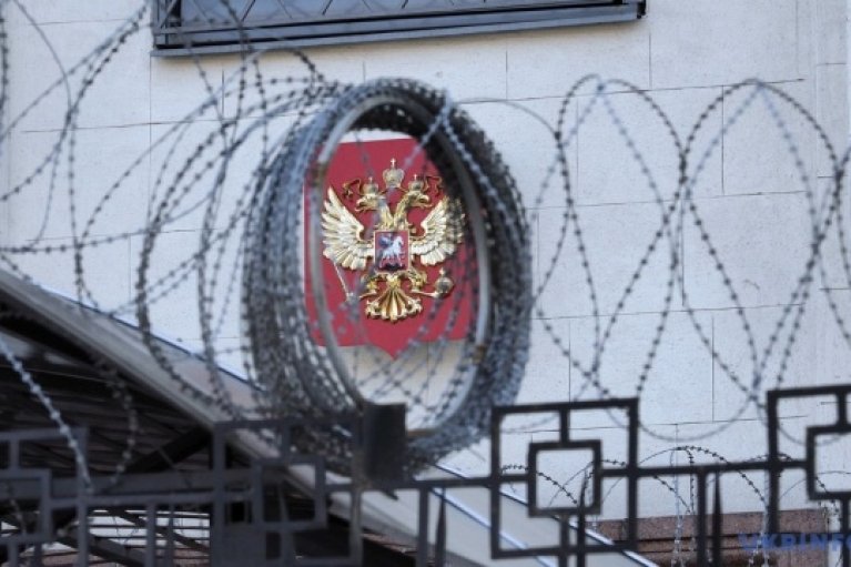 Зеленський увів санкції проти людей та компаній, які допомагають виробляти російську балістику, а також постачають товар ОПК Росії