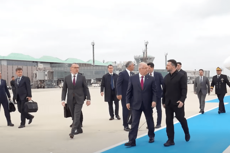 Зеленський прибув до Стамбула на переговори: про що говоритимуть з Ердоганом