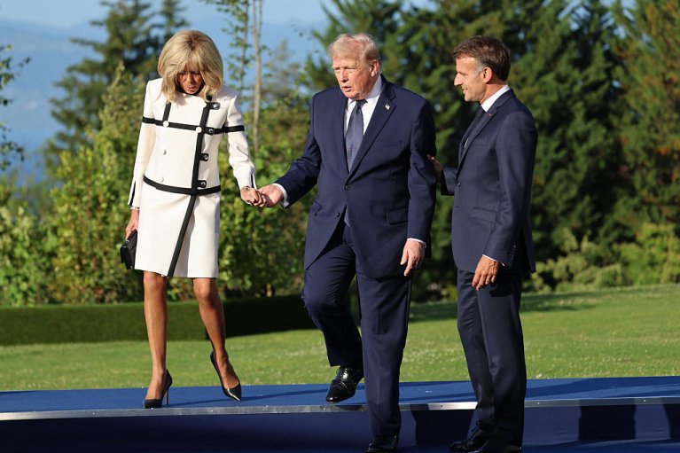 Держдеп показав, як Трамп вліз у сімейне фото Макронів (ВІДЕО)