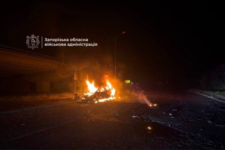 Окупанти вранці вдарили по Запоріжжю: поранені працівники Червоного Хреста, пошкоджено міст через Дніпро (ФОТО)