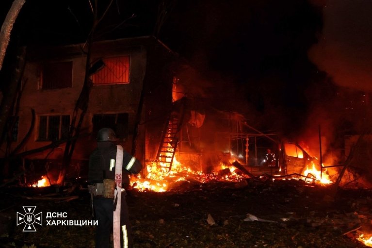 Росіяни атакували Харків "Бандеролями": є загиблий та поранені, спалахнула адмінбудівля (ФОТО)