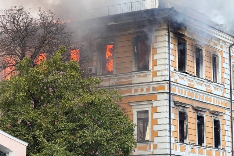 Удар России вызвал пожар в здании НАН в центре Киева: есть погибшие и раненые (ФОТО, ВИДЕО)