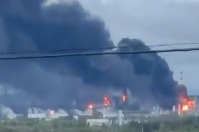 В России Ярославский НПЗ атаковали дроны: там вспыхнул пожар