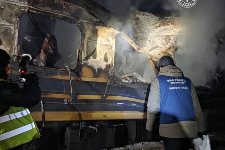 Росія знову вгатила по пасажирському потягу, є поранені