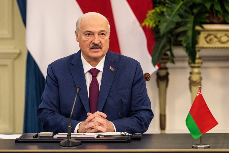 Лукашенко пообещал своим военным не посылать их на "бойню в Украине"