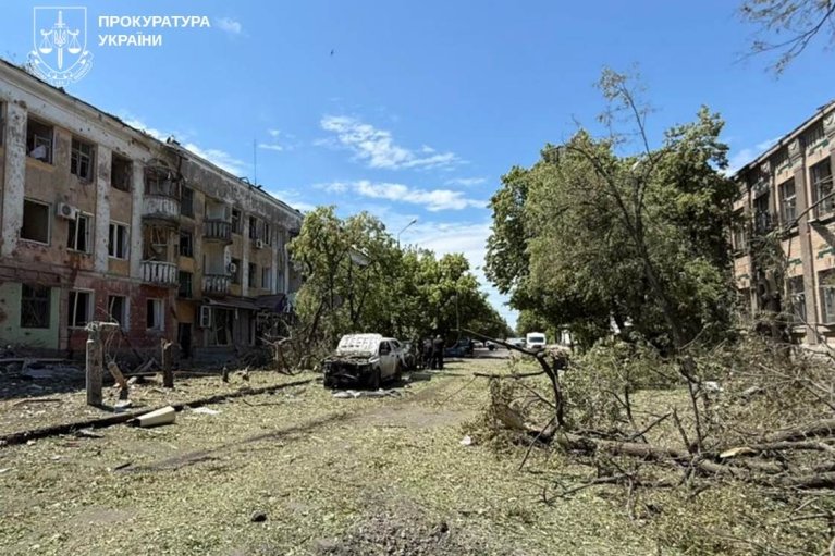 Ворог вдарив 3-ма 250-кілограмовими" КАБами по центральній частині Словʼянська (ФОТО)