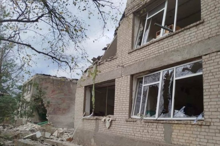 На Харківщині дрони атакували мікроавтобус та медзаклад