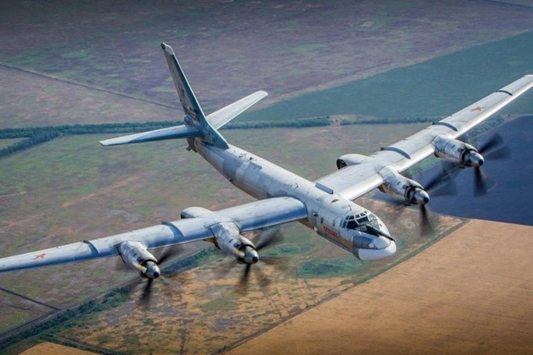 Пошкодження Ту-95: з'явилися фото наслідків удару по аеродрому "Енгельс-2"