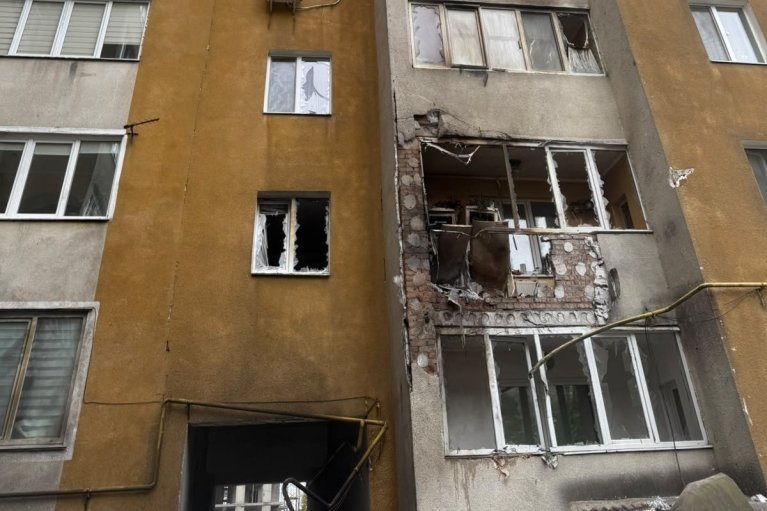 У Хмельницькому ворожий дрон влучив у багатоповерхівку