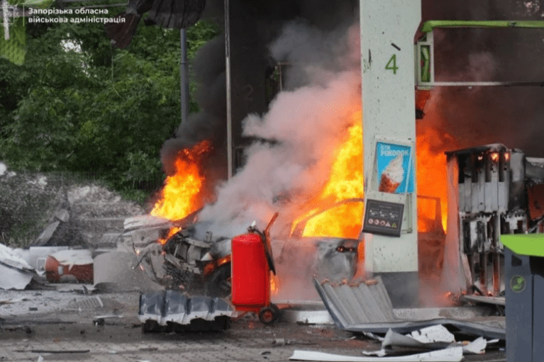 Росія вдарила по АЗС у Запоріжжі: одна людина загинула, ще троє отримали поранення (ФОТО)