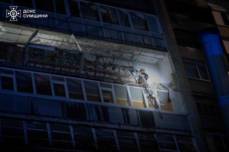 В Сумах троє людей поранені через влучання БпЛА в багатоповерхівку