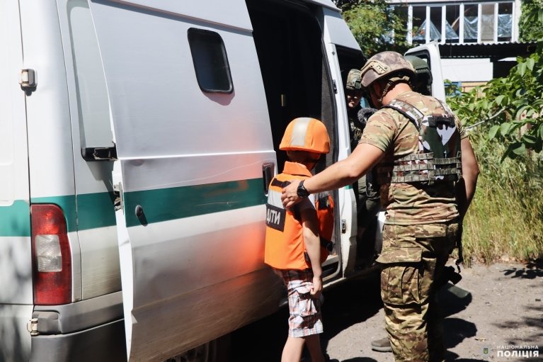 На Донетчине в зоне принудительной эвакуации остаются более сотни детей