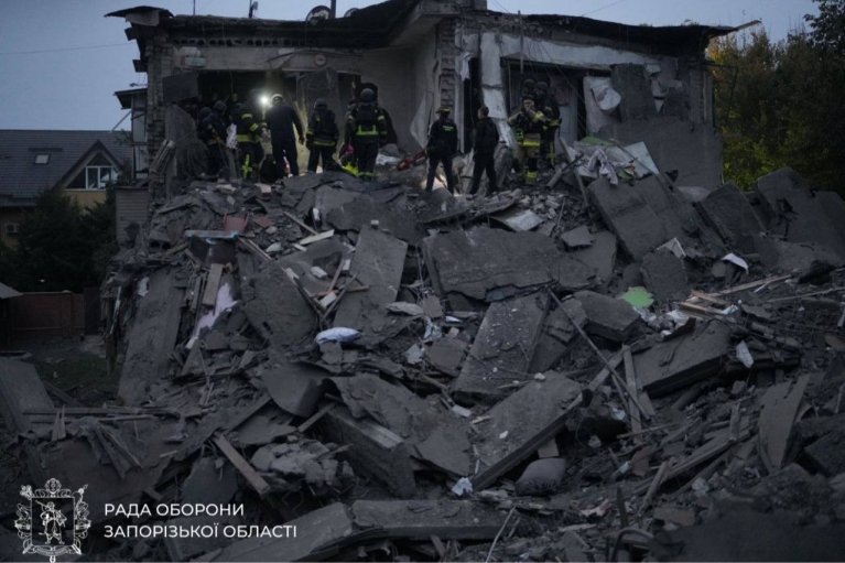Кількість загиблих внаслідок авіаударів по Запоріжжю росте,  під завалами шукають 12 людей (ФОТО)