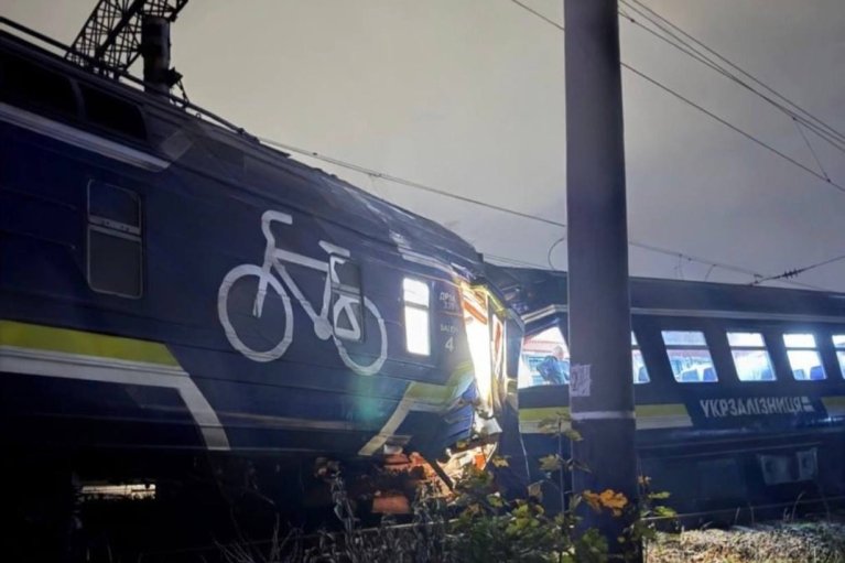 У Львові зіткнулись два потяги: що відомо про постраждалих (ОНОВЛЕНО)