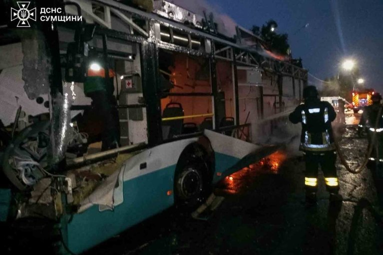 Сумы подверглись авиаудару: ранены три человека, поврежден троллейбус (ФОТО)
