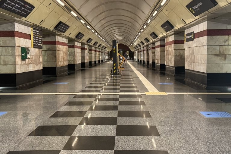 В одной из станций метро столицы тестируют новый способ размещения пассажиров во время тревог (ФОТО)