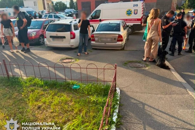 В Києві 19-річний хлопець спровокував масову бійку з різаниною. Троє людей постраждали