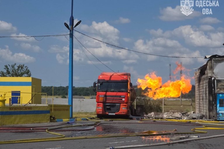 Россияне в Одесской области атаковали несколько предприятий и АЗС