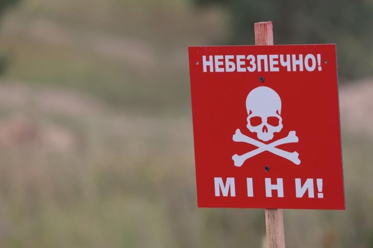 Мінна небезпека: з початку війни через ворожу вибухівку постраждало більше 1,5 тисячі цивільних