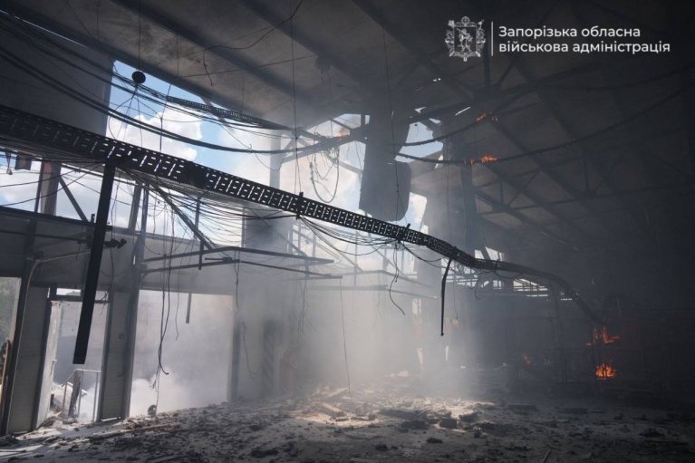 В Запорожье россияне ударили по терминалу "Новой почты": здание сгорело