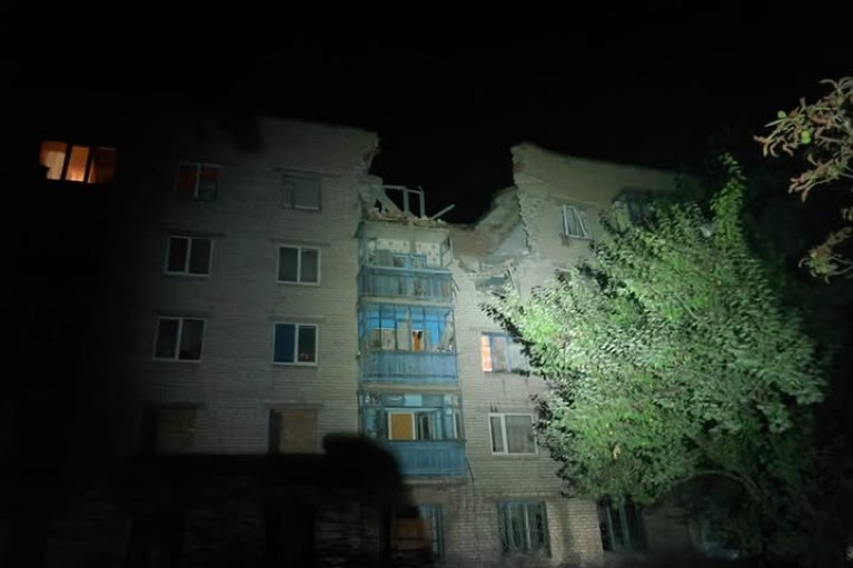 Россияне атаковали многоэтажку в Славянске, под завалами может быть человек