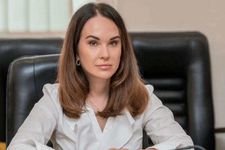 Зеленский оперативно уволил Ирину Мудрую, которая фигурирует в новых пленках НАБУ
