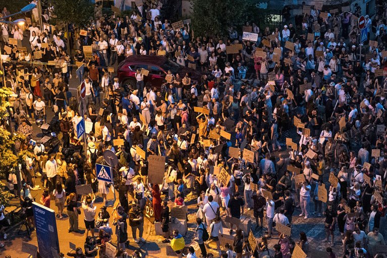 Майдан картонок може розходитися, щоб зібратися знову