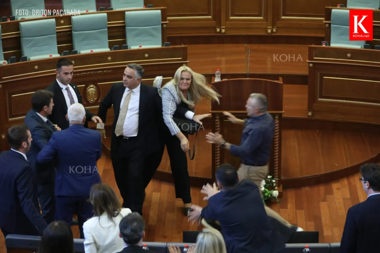 "Бомбардування" яйцями зірвало засідання парламенту в Косово