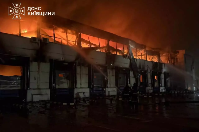Атака на Киевщину: в результате ударов травмированы 2 человека, занялись пожары (ВИДЕО)