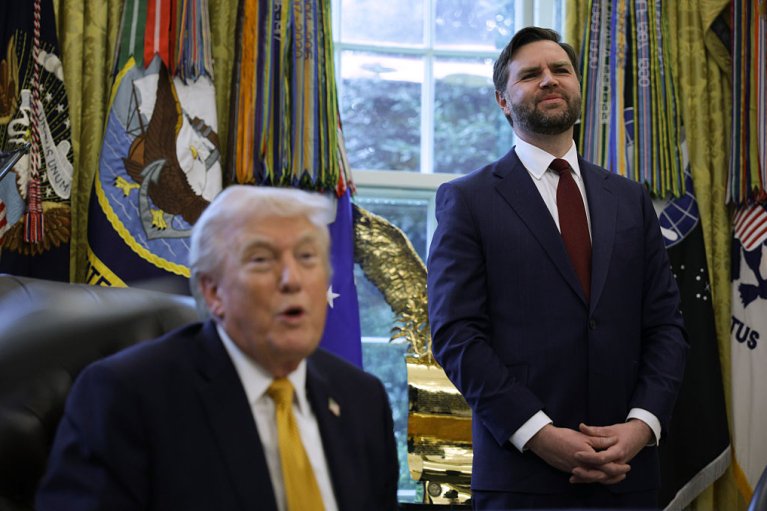 На похоронах Грэма Трамп делился конфетами: в Сети вспомнили "культовое" видео с Янукеовичем и Путиным