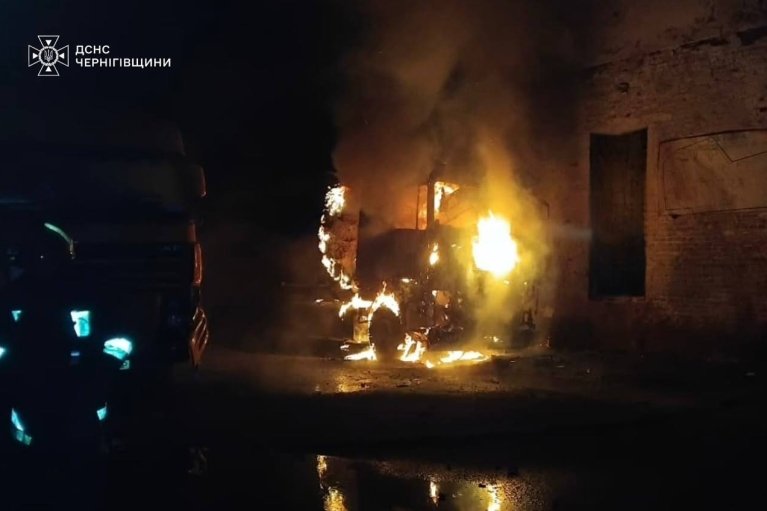 На Черниговщине из-за вражеских ударов произошли пожары, есть пострадавшие