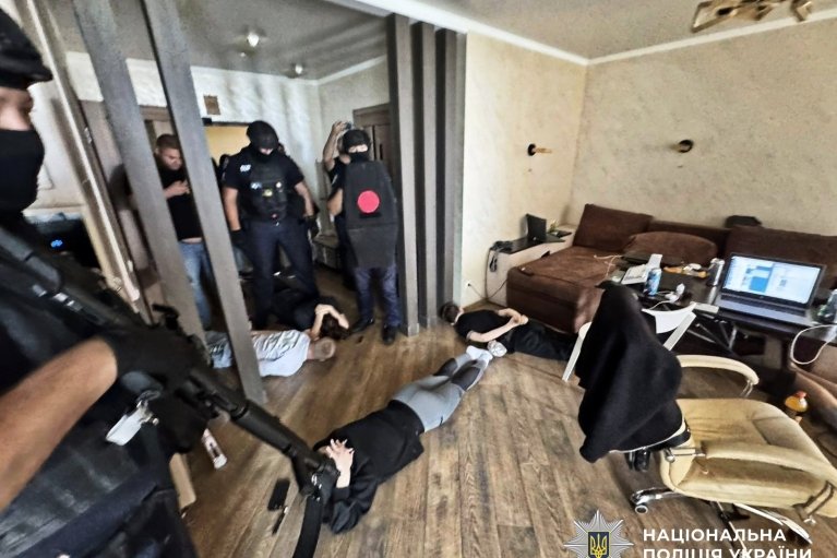 В Николаеве разоблачили мошеннический колл-центр: 16 задержанных, организаторам сообщено о подозрении по ст. 255-4 — грозит до 12 лет заключения