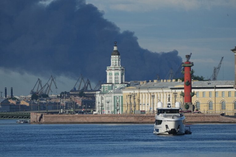 Гуманні дрони влаштовують цифровий детокс у Пітері, поки росіянам забороняють гинути на роботі: чим жив Запоребєбрік на тижні