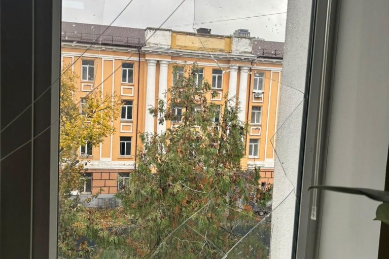 У Києві внаслідок російської атаки пошкоджено будівлю НКРЕКП (ФОТО)