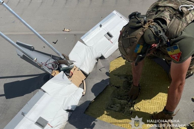 В Сумах вражеский дрон попал в крышу дома и застрял. Его обезвредили взрывотехники